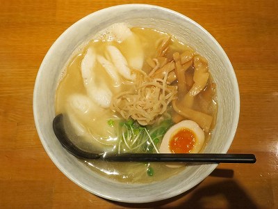 鯵の煮干し油香るフグ入りらぁめん