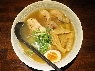 炙り鶏入り白醤油らぁめん