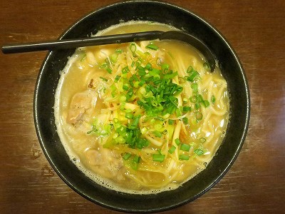 煮込み鶏入り濃厚ピリ辛ネギらぁめん