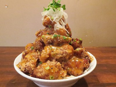 白のトリカラ丼 アメフト盛り