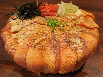 炙りとろサーモン丼（アメフト盛り）