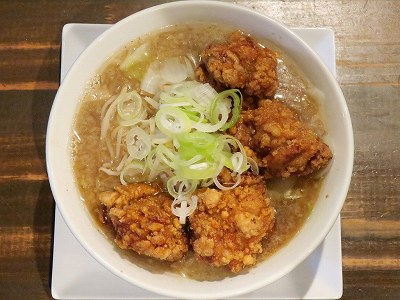 鶏の唐揚げ野菜背油ラーメン