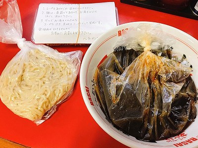 お持ち帰りのラーメン
