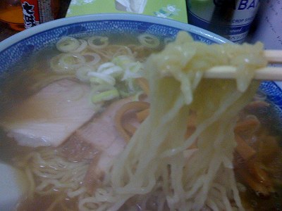 縮れた細麺